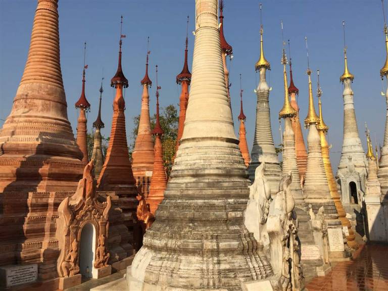 Shwe Inn Thein pagoda , Jazero Inle, Mjanmarsko, Barma