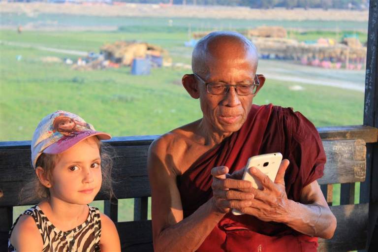Barma - aj mnísi majú mobil, Mjanmarsko, Barma
